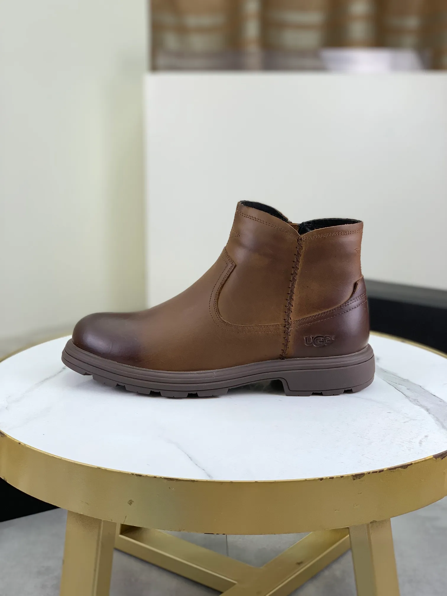 Factory price P640 💶[UGG] (full wool lining) Top-end high-quality fur integrated warm snow boots from Australia's warm luxury men's shoes brand, UGG-5877 official website synchronized, made of imported cowhide, carefully sewn...Imported rubber outsole (comfortable, soft, wear-resistant) The quality is really great...Exquisite workmanship, you can't put it down at first sight, code number: 39-44 Color: 3️⃣colors available